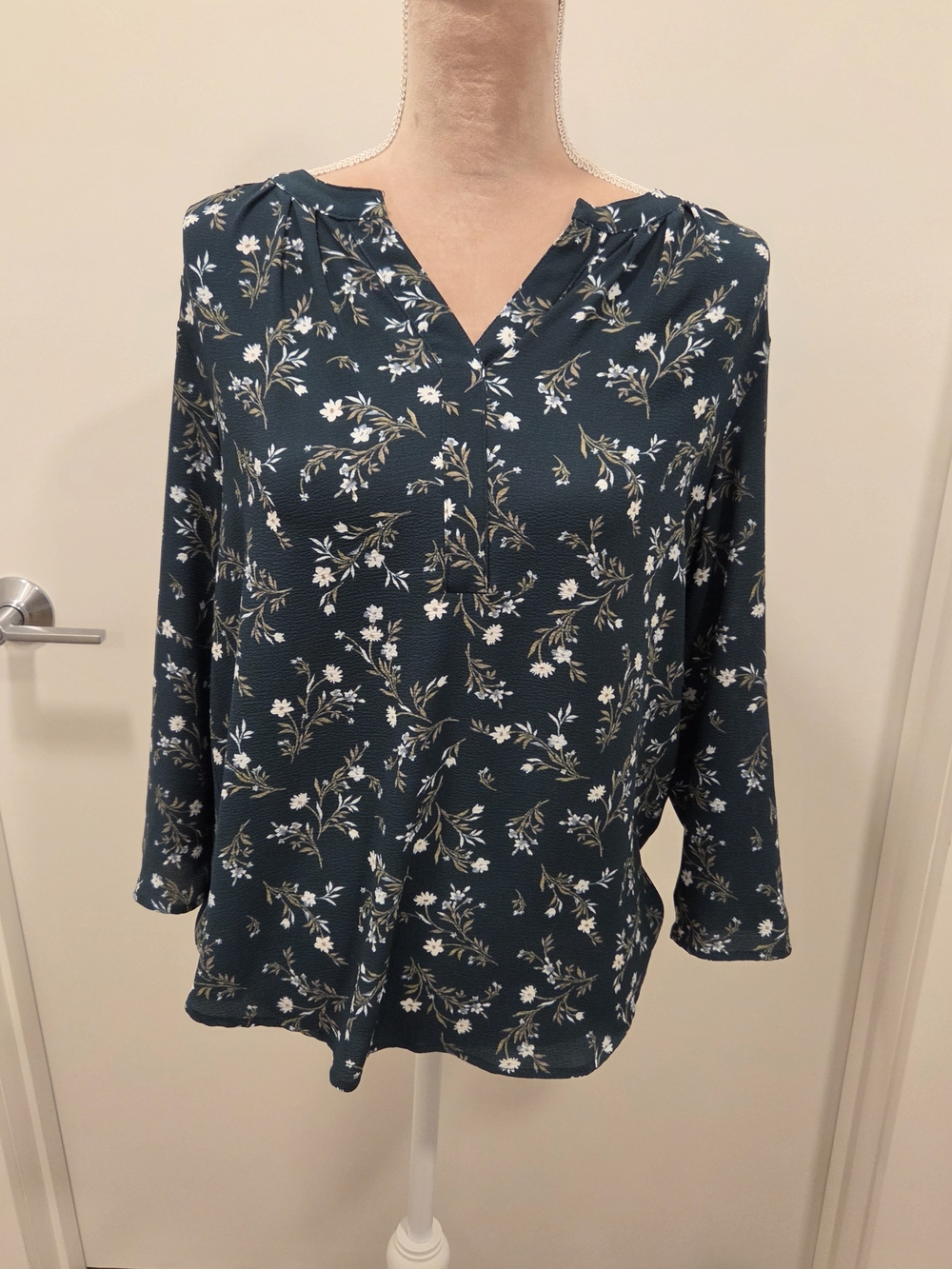 41 Hawthorn Forest Green Floral Split-Neck Blouse Medium